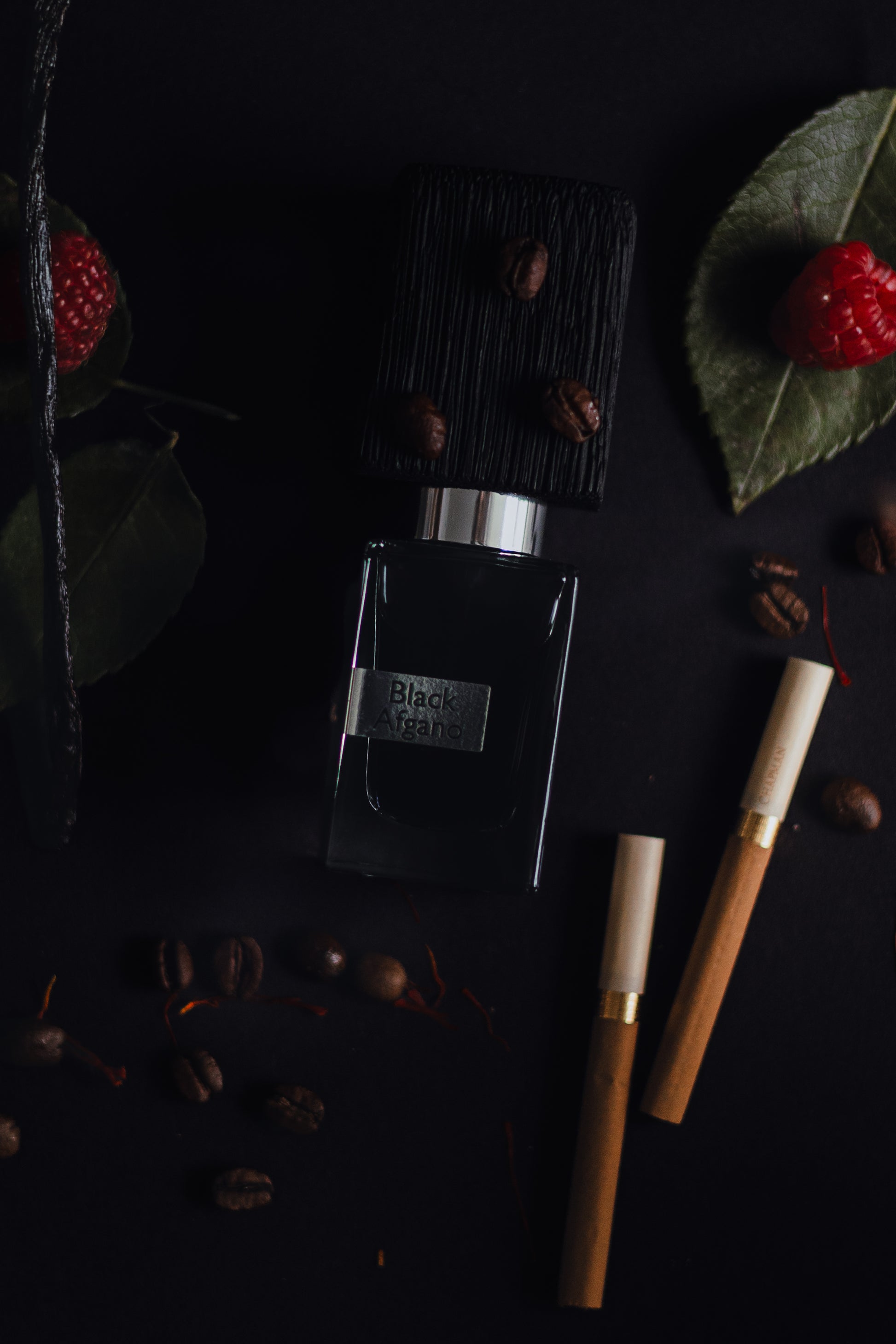 Nasomatto Black Afgano — kompozycja z kawą, tytoniem i jagodami na ciemnym tle — zdjęcie produktu Vol de Parfum