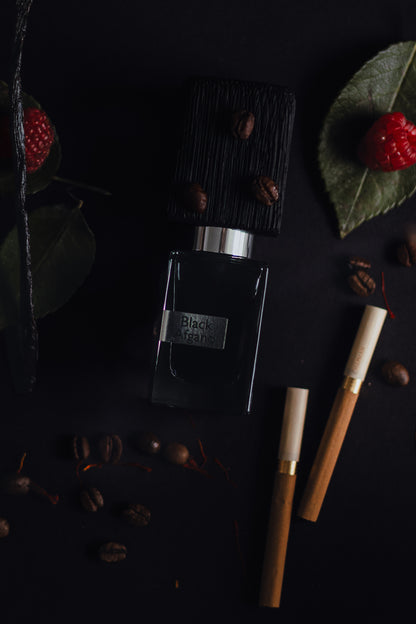 Nasomatto Black Afgano — kompozycja z kawą, tytoniem i jagodami na ciemnym tle — zdjęcie produktu Vol de Parfum